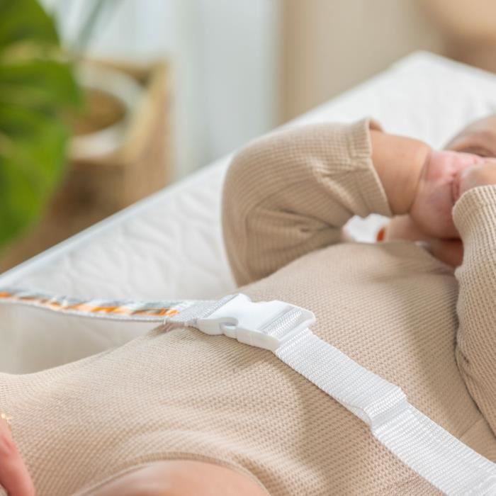 INGENUITY Matelas a langer bébé avec rebords et ceinture de sécurité, imperméable, housse 100% coton incluse