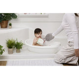 INGENUITY - Baignoire bébé Sylvi - Hamac évolutif de nourrisson jusqu'a 6 mois, gant de toilette et livre bain bébé inclus 24M+