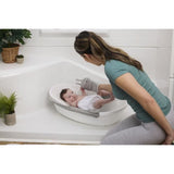 INGENUITY - Baignoire bébé Sylvi - Hamac évolutif de nourrisson jusqu'a 6 mois, gant de toilette et livre bain bébé inclus 24M+