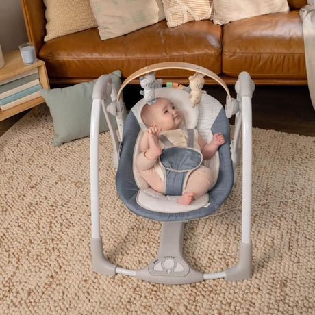 INGENUITY Transat bébé Balancelle électrique pliable – Chambray,cadeau bébé, 5 vitesses de balancement, 8 mélodies