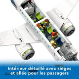 LEGO City 60367 L'Avion de Ligne, Jouet avec Bus de l'Aéroport, Remorqueur, Camion a Bagages et 9 Minifigurines
