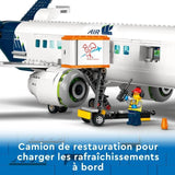 LEGO City 60367 L'Avion de Ligne, Jouet avec Bus de l'Aéroport, Remorqueur, Camion a Bagages et 9 Minifigurines