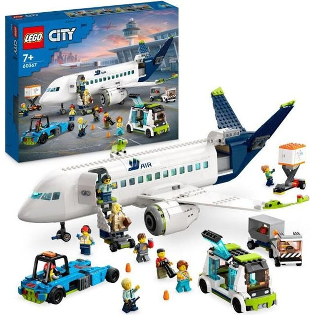 LEGO City 60367 L'Avion de Ligne, Jouet avec Bus de l'Aéroport, Remorqueur, Camion a Bagages et 9 Minifigurines