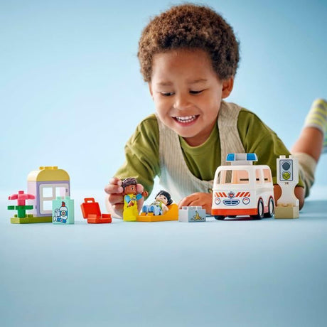 LEGO DUPLO 10447 L'ambulance et le chauffeur - Jouet interactif pour les enfants des 2 ans