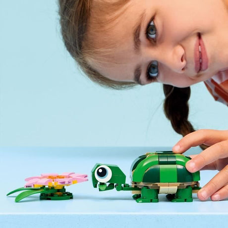 LEGO Creator 3-en-1 31377 La Tortue et la Fleur de Nénuphar - Jouet de Construction 7 ans