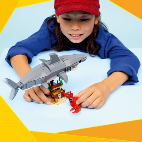 LEGO Creator 3-en-1 31381 Le Redoutable Requin et le Coffre au Trésor - Jouet des 8 ans