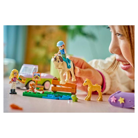 LEGO Friends 42695 La Remorque du Cheval et du Poulain - Jeu de Construction des 7 ans