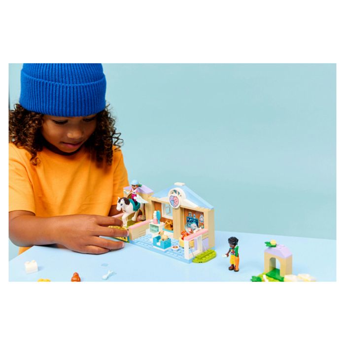 LEGO Friends 42696 La Clinique Vétérinaire - Jeu pour Fille ou Garçon des 4 ans - Cadeau