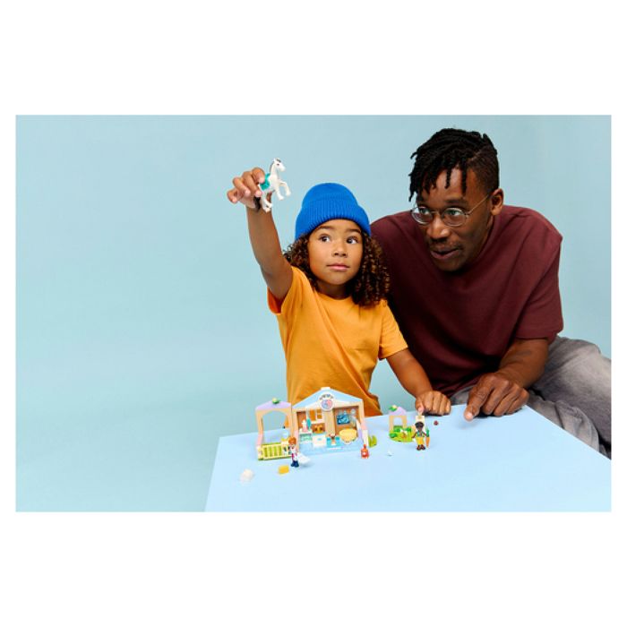 LEGO Friends 42696 La Clinique Vétérinaire - Jeu pour Fille ou Garçon des 4 ans - Cadeau