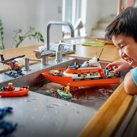 LEGO City 60504 Le Bateau de Sauvetage et l'Hélicoptere des Garde-Côtes - Jouet des 7 ans