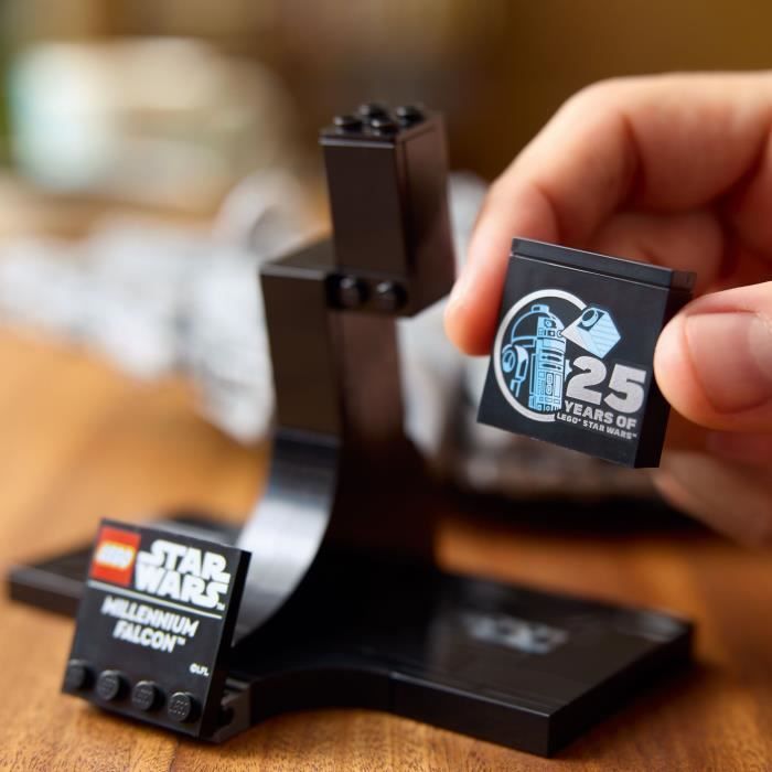 LEGO Star Wars 75375 Millennium Falcon, Set de Construction, Vaisseau Spatial, Adultes