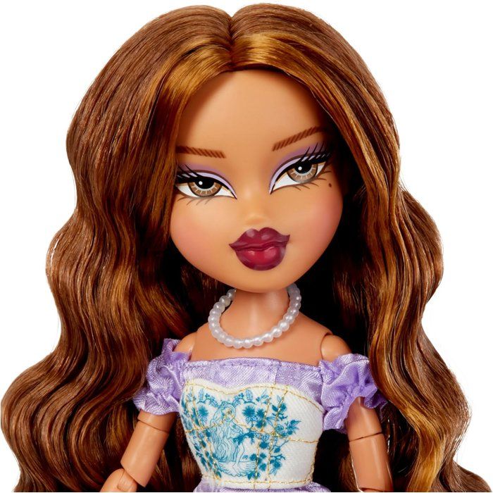 Bratz Goin' Out Poupée -Yasmin- 1 Poupée Mannequin a Collectionner - Une Tenue, Un Sac a Main, Une Paire de Lunettes Soleil - 6 ans