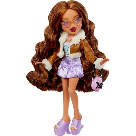 Bratz Goin' Out Poupée -Yasmin- 1 Poupée Mannequin a Collectionner - Une Tenue, Un Sac a Main, Une Paire de Lunettes Soleil - 6 ans