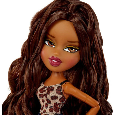 Bratz Goin' Out Poupée - Sasha - 1 Poupée Mannequin a Collectionner - Une Tenue, Un Sac a Main, Une Paire de Lunettes Soleil - 6 ans