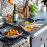 Set de 2 poeles aspect pierre - LIVOO - MEN124GR - Revetement antiadhésif - Ø 24 et 28 cm - Manche silicone - Tous feux