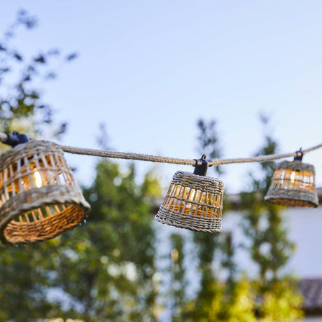 Guirlande extérieure hybride - LUMISKY - SAMOA LIGHT HYBRID - Solaire et secteur - 10 abat-jour rotin LED - Blanc chaud - 8 m
