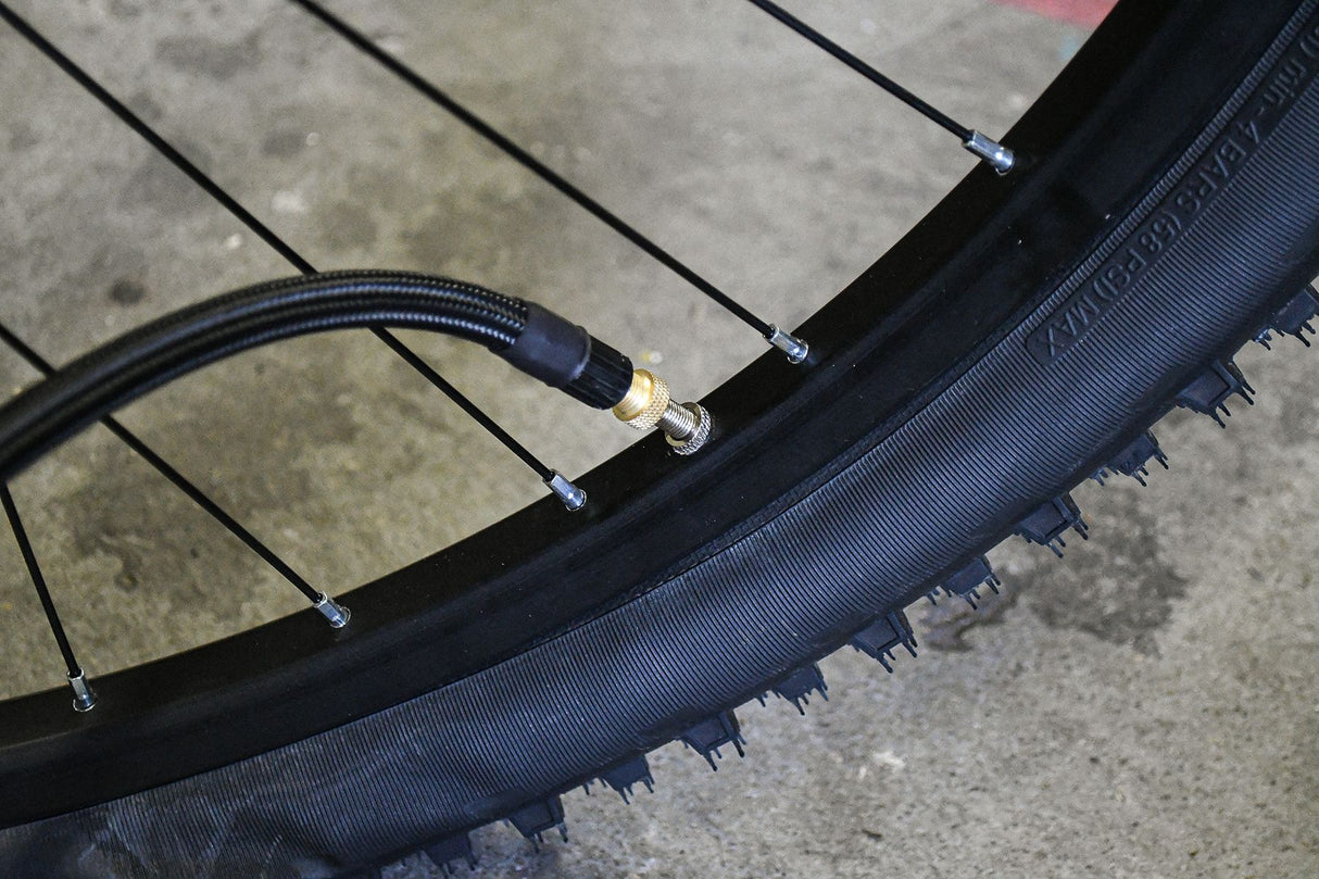 Pompe a pied a manometre homologué - MICHELIN - Modele 2023 - 7 Bars - Flexible 60 cm - Embouts de gonflage inclus