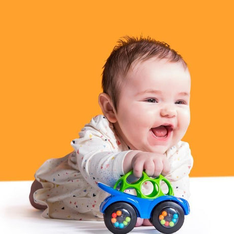 Bright Starts Jouet d'éveil Oball™Une Petite Voiture Rattle & Roll™ - développe la motricité - modele aléatoire