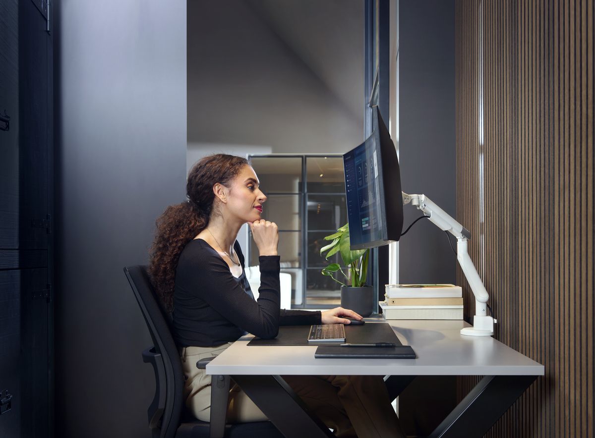 Support moniteur Dynamic - ONE FOR ALL - Vesa 100 - Simple Bras - 13 et 32'' - 8kgs max - Hauteur réglable - Blanc