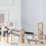 Circuit a billes en bois - ROBA - 20 billes en verre - 80 briques de construction - Naturel / Marine / Ciel / Rose