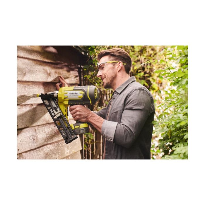 Cloueur de finition incliné a air comprimé RYOBI 18V One+ - 15 G - sans batterie ni chargeur - R15GN18-0