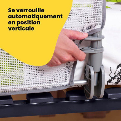 SAFETY 1ST Barriere de lit 90cm, 18 mois-5 ans, inclinable, Tissu lavable en maille, Auto-verrouillage, Gris/blanc