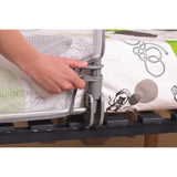 SAFETY 1ST Barriere de lit 90cm, 18 mois-5 ans, inclinable, Tissu lavable en maille, Auto-verrouillage, Gris/blanc