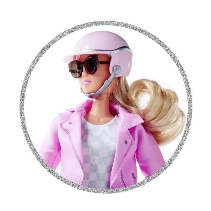 Steffi Love sur son scooter