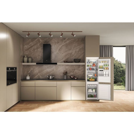 Réfrigérateur combiné - WHIRLPOOL - Intégrable - 268 L - 6e sens - Froid Brassé - Glissieres invisibles - Classe D - 177x54x54.5