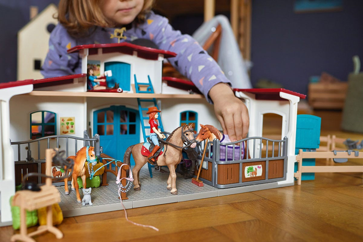 Centre équestre modulable de Lakeside pour chevaux, coffret figurines avec 115 éléments, Schleich 42567 Horse Club