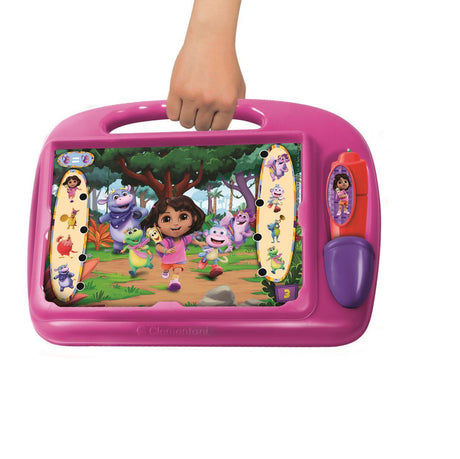 Clementoni - Pupitre Dora - Jeu éducatif - Découvre les formes, les couleurs, les chiffres, l'espace et les dimensions - 4 ans
