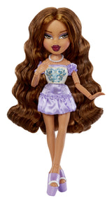 Bratz Goin' Out Poupée -Yasmin- 1 Poupée Mannequin a Collectionner - Une Tenue, Un Sac a Main, Une Paire de Lunettes Soleil - 6 ans