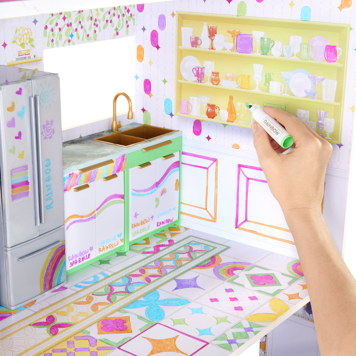 Rainbow High Color & Play House, Maison de poupée 3 étages, Colorie les murs et sols avec des marqueurs lavables, Maison en bois