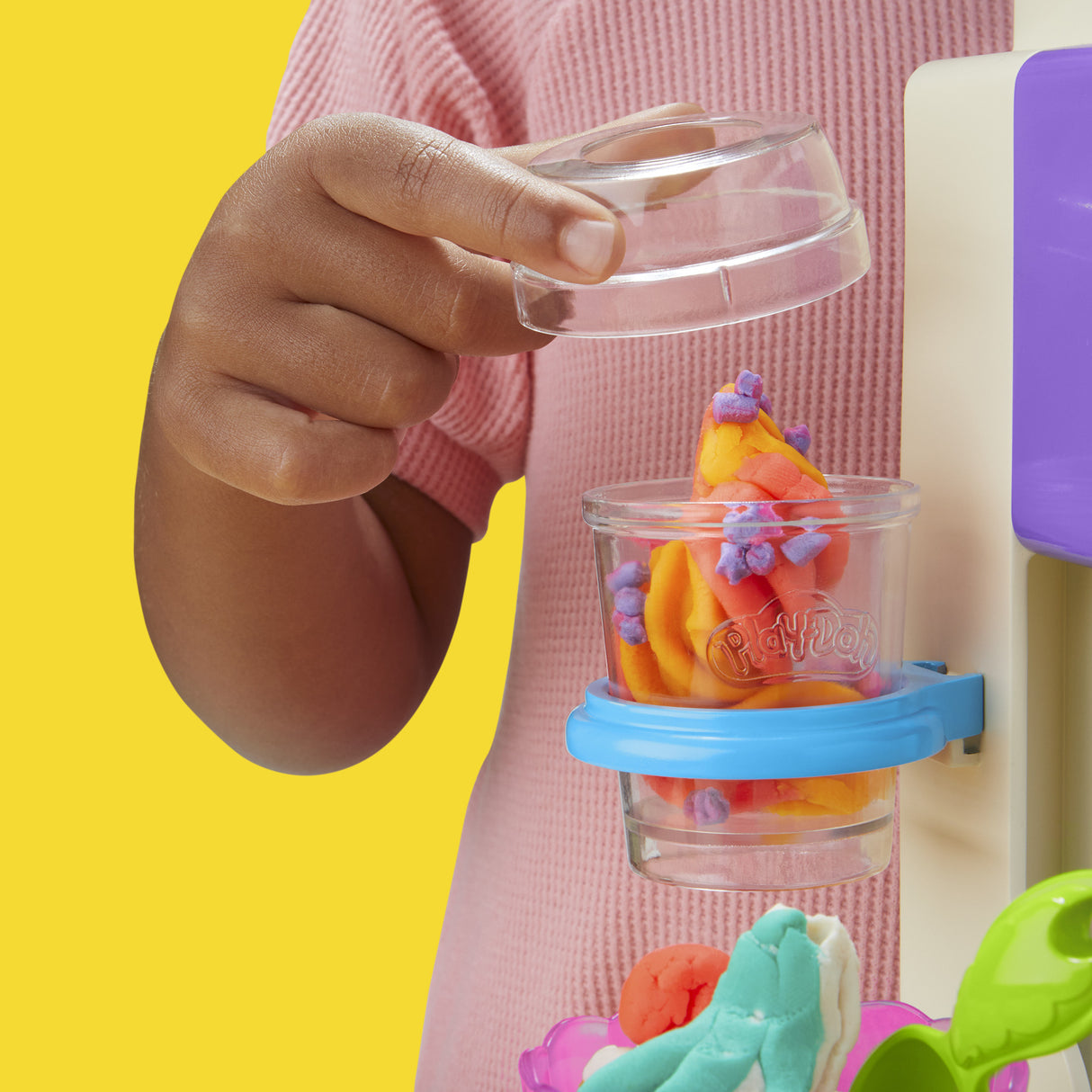 PlayDoh Mes Glaces Arc-en-Ciel, Pâte a modeler, Machine a Creme Glacée factice, 5 pots de 56 g  et accessoires, des 3 ans