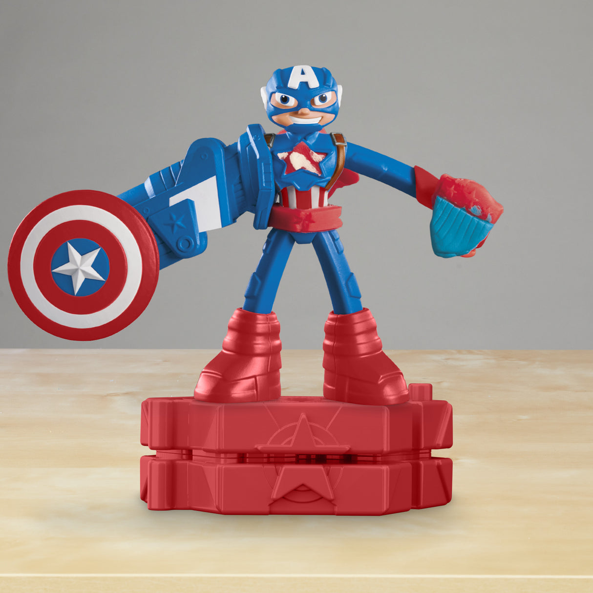 Play-Doh Captain America, coffret Bouclier tamponneur avec figurine flexible, accessoires et pâte a modeler, des 4 ans, Marvel