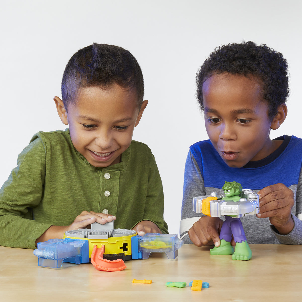 Play-Doh Hulk Écrase tout, coffret pâte a modeler avec figurine Hulk, a partir de 4 ans, Marvel