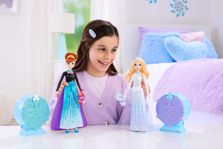 Poupée Jewel Reveal Elsa, La Reine des Neiges, accessoires avec 8 surprises, 1 boîte a bijoux en forme de flocon de neige, 1 bague p