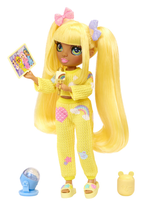 Junior High Pyjama Party - Poupée mannequin articulée 22 cm - Sunny (Jaune) - Nombreux accessoires - a partir de 4 ans