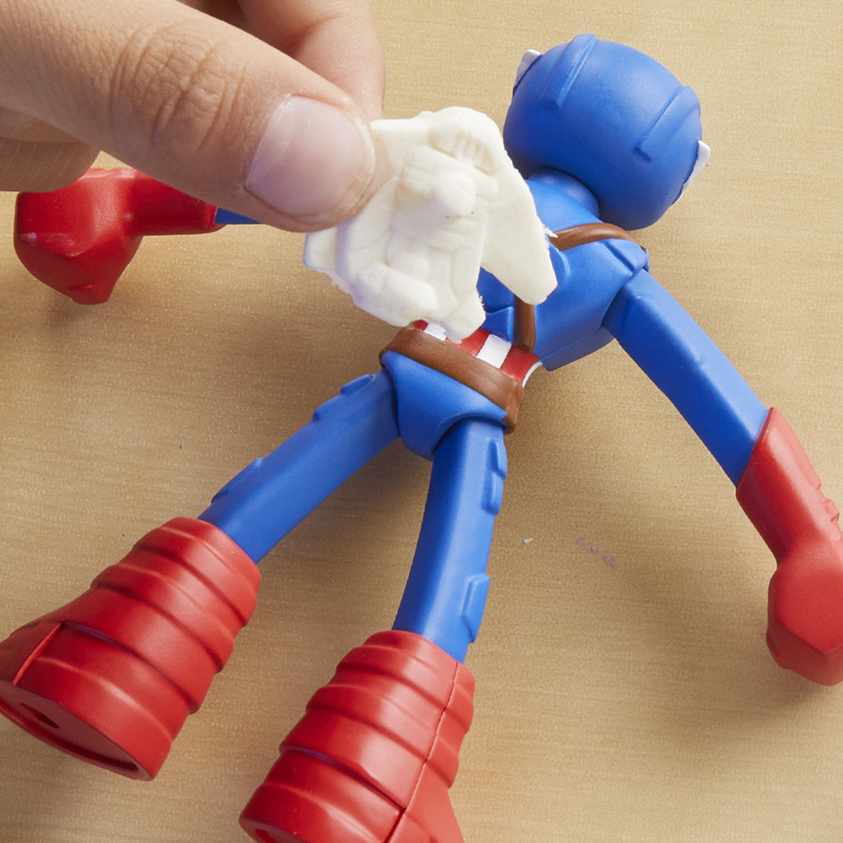 Play-Doh Captain America, coffret Bouclier tamponneur avec figurine flexible, accessoires et pâte a modeler, des 4 ans, Marvel