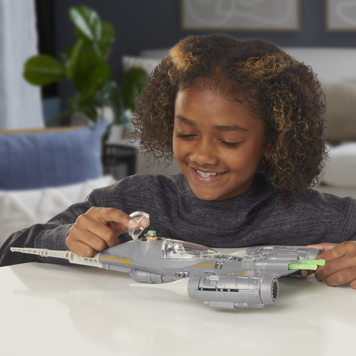 Vaisseau The Mandalorian's N-1 Starfighter, figurines Grogu et Mandalorien de 10 cm, jouet pour enfant des 4 ans, Star Wars Epic Her