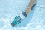 Aspirateur de piscine a main AquaGrip™, temps de marche 90 minutes, pour piscines jusqu'a 6,10m de diametre