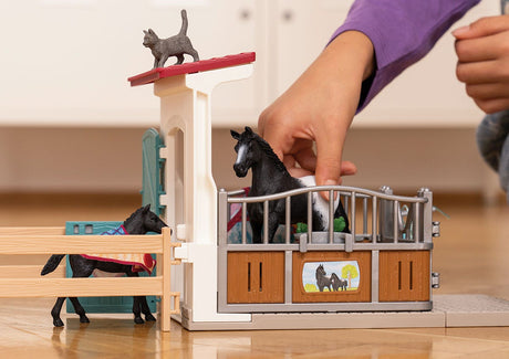 Box pour cheval avec jument et poulain, coffret schleich avec 34 éléments inclus dont 2 chevaux schleich, coffret figurines pour