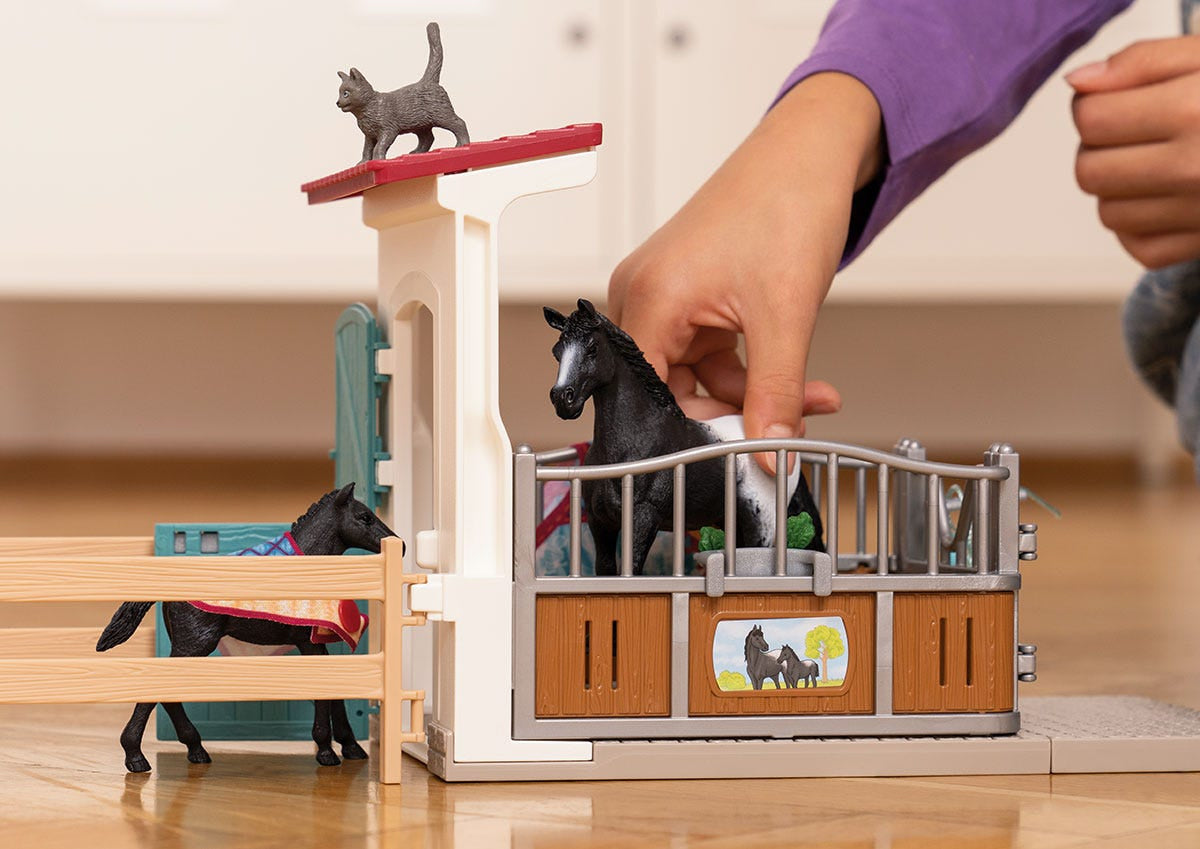 Box pour cheval avec jument et poulain, coffret schleich avec 34 éléments inclus dont 2 chevaux schleich, coffret figurines pour